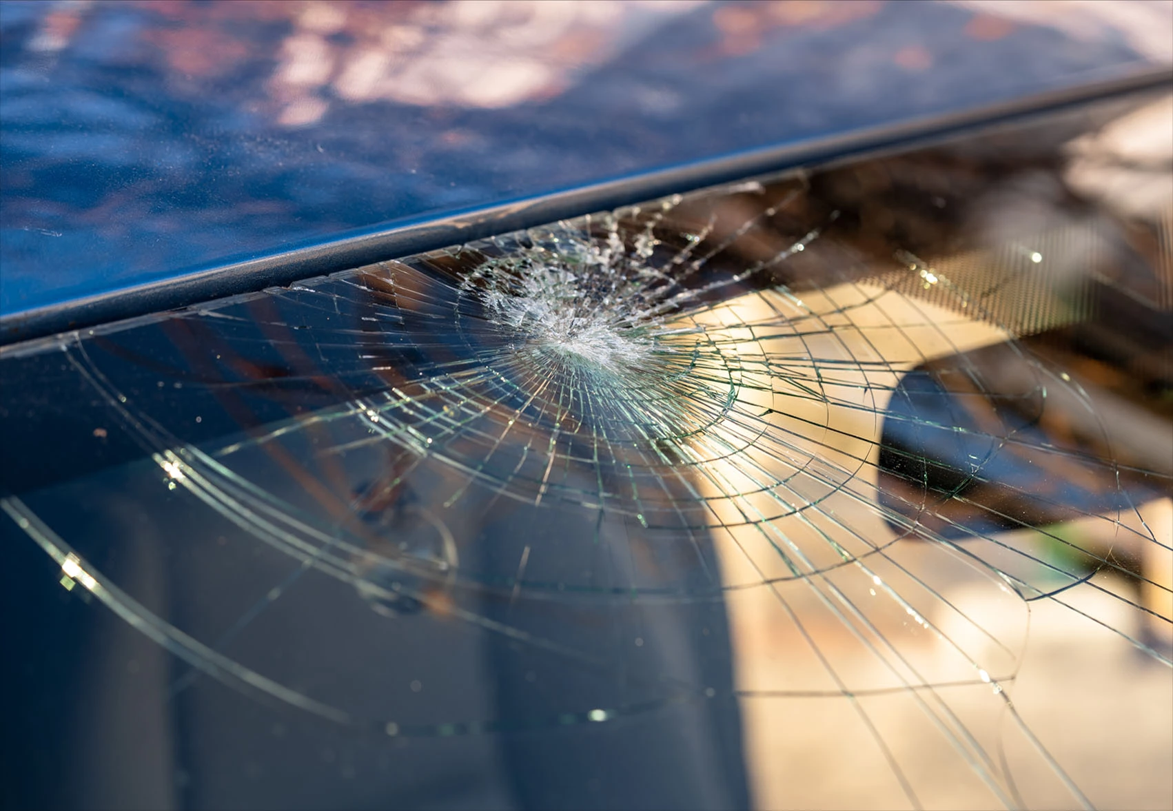 parabrezza di un'auto scheggiato 